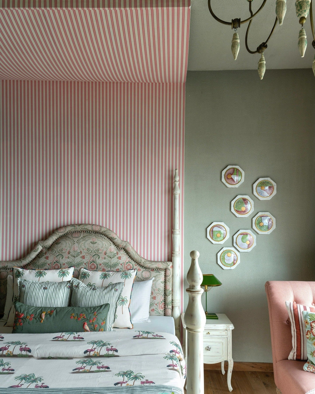 15 Whimsical Vintage Bedroom Ideas with Florals