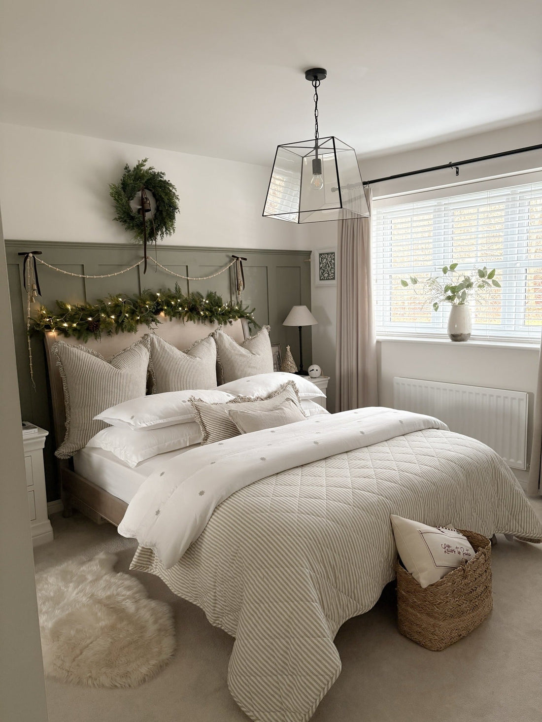 15 Must-See Christmas Bedroom Ideas for 2026