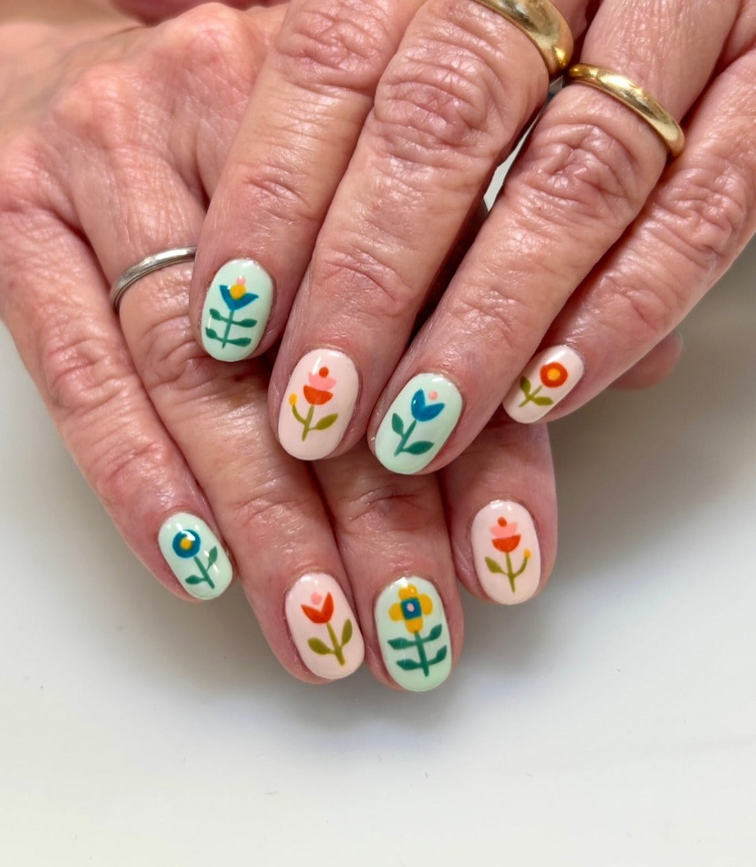 15 Chic & Fresh Spring Flower Nail Ideas for 2025