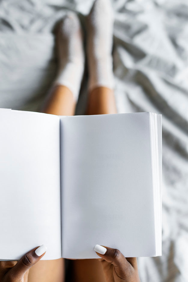 Free Aerial View Of Woman Holding Blank Diary Psd