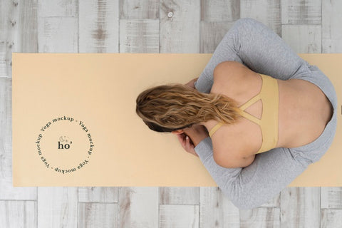 Free Athletic Woman Doing Yoga At Home Psd