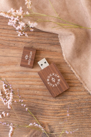Free Beautiful Accessories Mockup In Real Context Psd