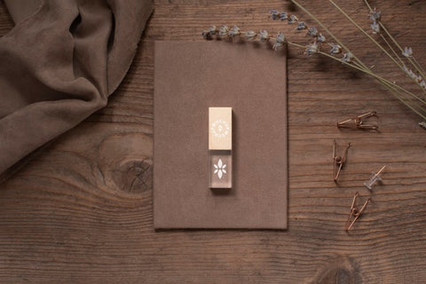 Free Beautiful Accessories Mockup In Real Context Psd