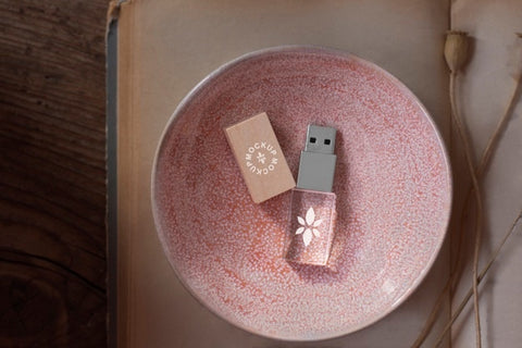 Free Beautiful Accessories Mockup In Real Context Psd