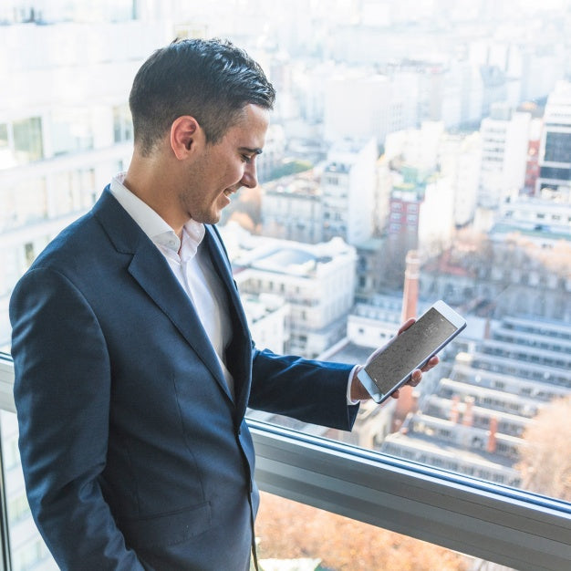 Free Businessman With Tablet In Front Of City Skyline Psd