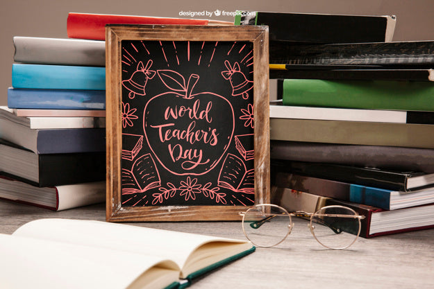 Free Literature Mockup With Leaning Slate Psd
