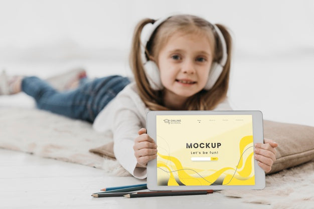 Free Little Girl In Bed With Tablet Psd