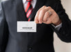 Free Man Holding Business Card Mock-Up With One Hand Psd