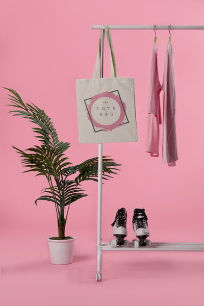 Free Mock-Up Tote Bag Hanged Psd