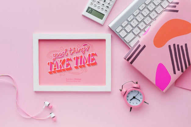 Free Top View Of Desk With Frame And Calculator Psd
